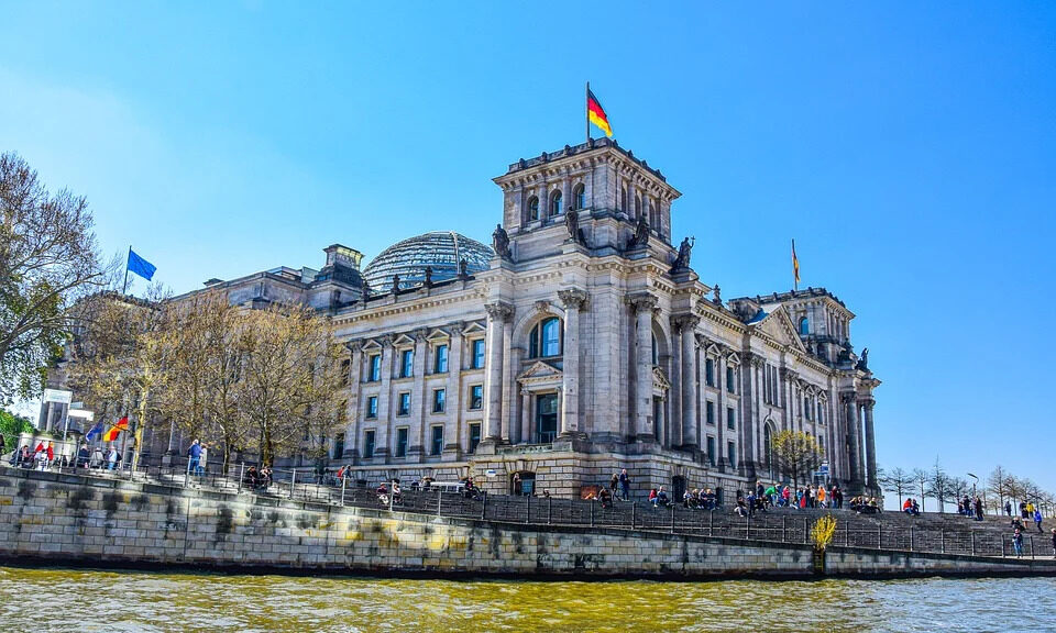 Deutscher Bundestag, von der Spree aus aufgenommen