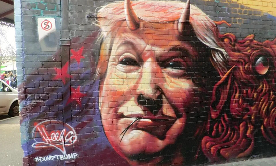 Graffiti von Donald Trump mit Teufelshörnern