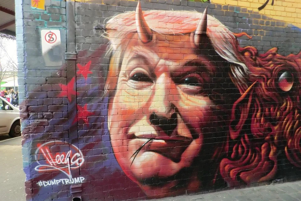 Graffiti von Donald Trump mit Teufelshörnern