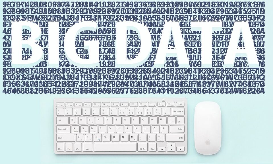 Schriftzug "Big Data" oberhalb einer Tastatur mit Maus